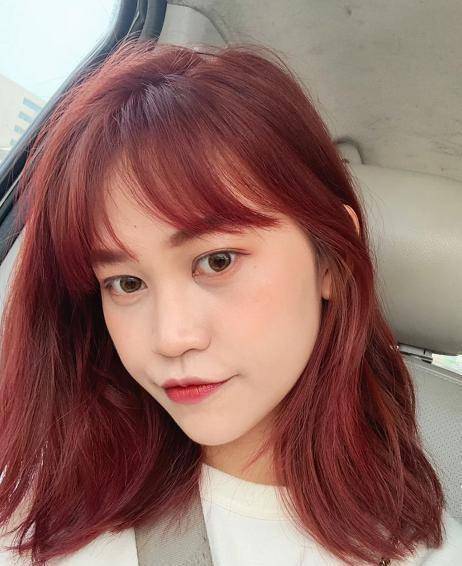 红色头发比较适合年轻个性的女孩子,并且依然是皮肤白皙五官好看的人