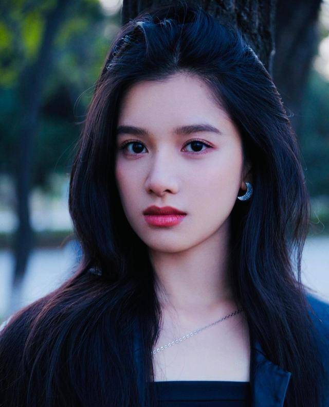 根据娱乐圈撞脸只能火一个的定律,你更看好周也还是张婧仪?