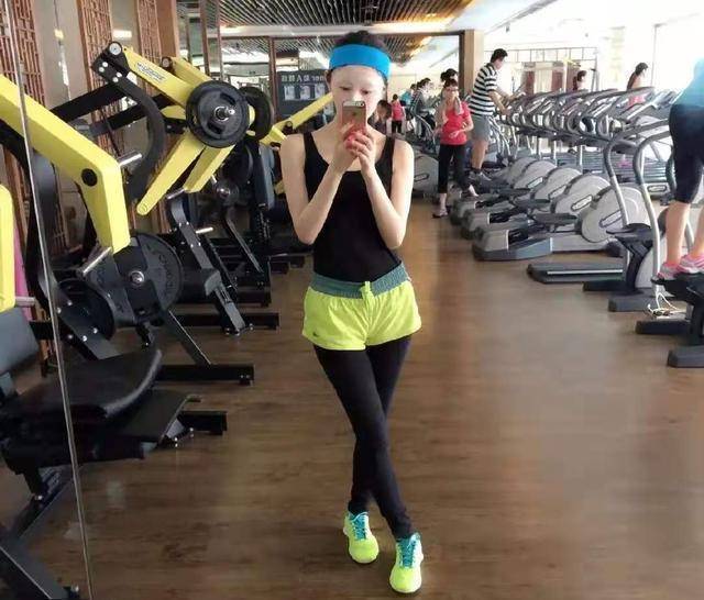 体重的照片,而且还经常在网上分享自己的健身照,不过,在景甜分享的