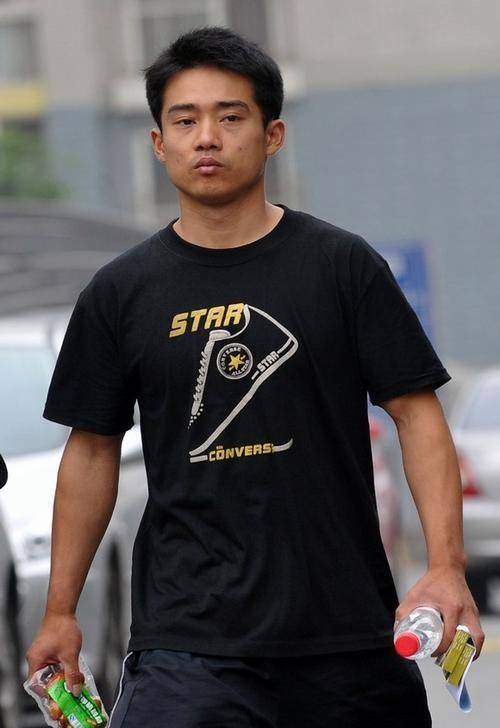 网曝卖艺体操冠军张尚武变窃贼扒包 已锒铛入狱_张尚武体操生涯_体操运动员张尚武