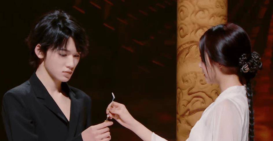 关晓彤和宋亚轩的双人舞也太好看了吧!两人都是神仙颜值啊!