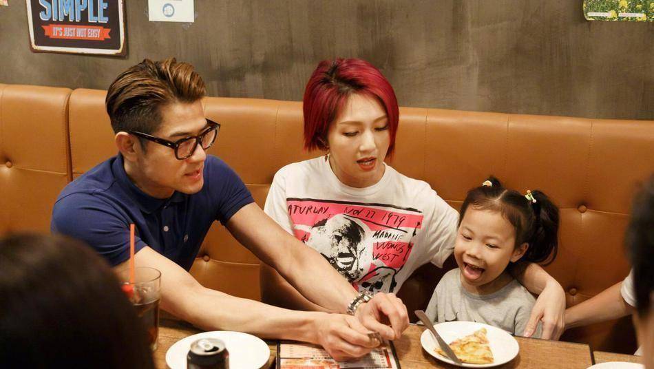 郭富城杨千嬅带孩子吃披萨,郭富城给孩子们讲故事父爱满满_音乐_画面