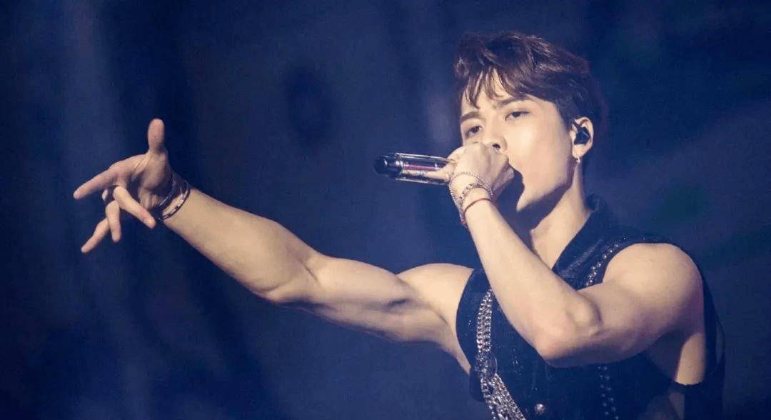 八块腹肌属于脱衣肉型.