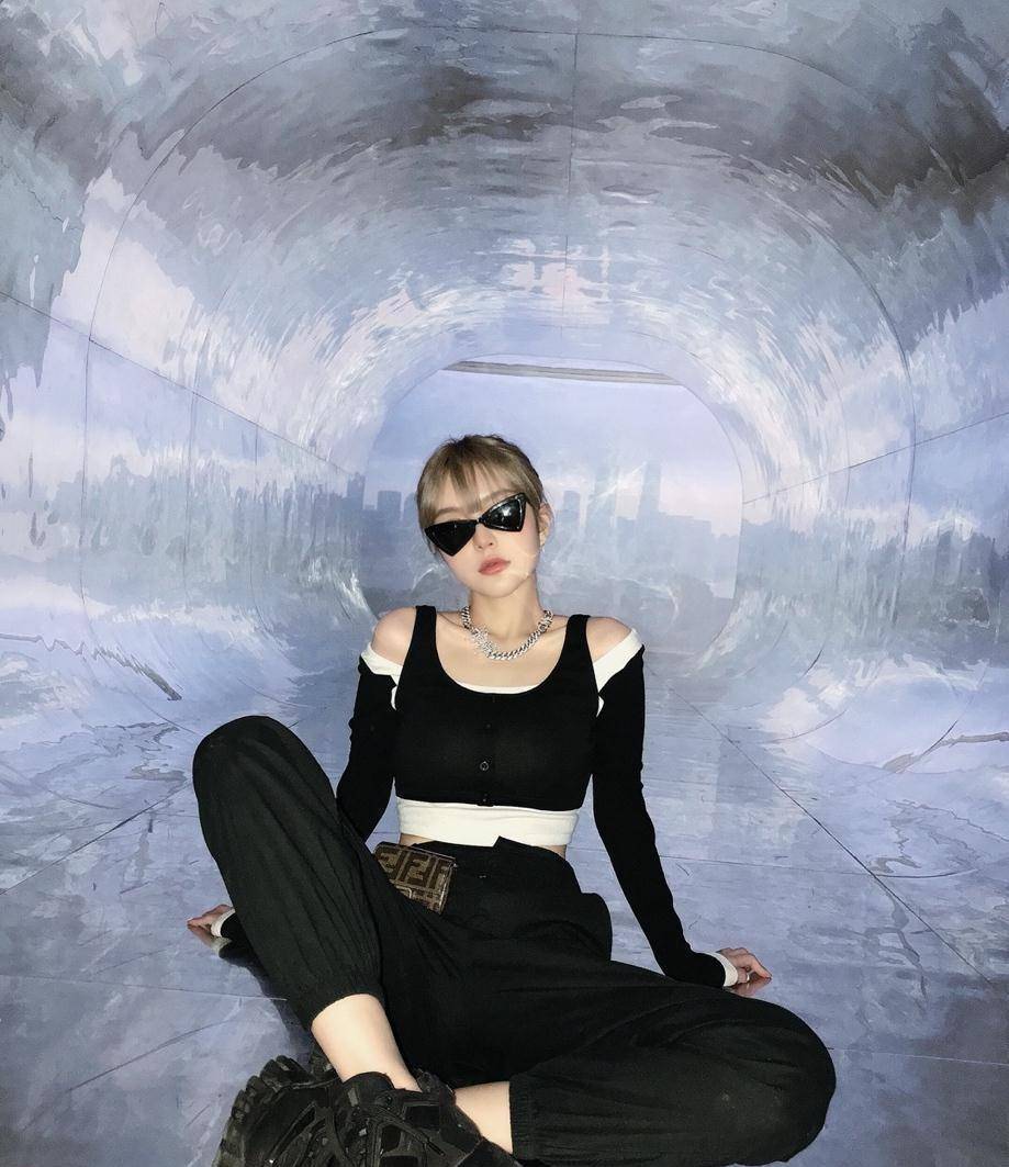 何超莲为周扬青庆生,和窦骁戴情侣首饰抢镜,神秘男子出镜惹争议_黄色