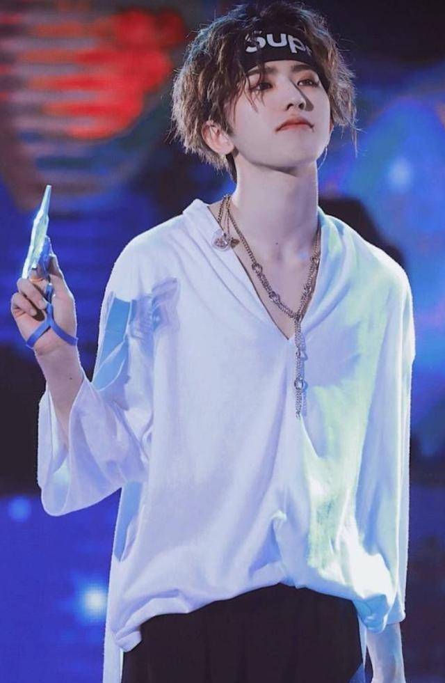 黄毅清晒蔡徐坤和好莱坞明星对比照,直言:不男不女像什么样子!