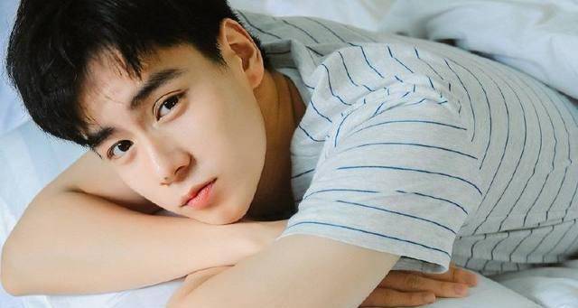 胡一天出席活动,所有人都在说签名,你注意到他这个表情?