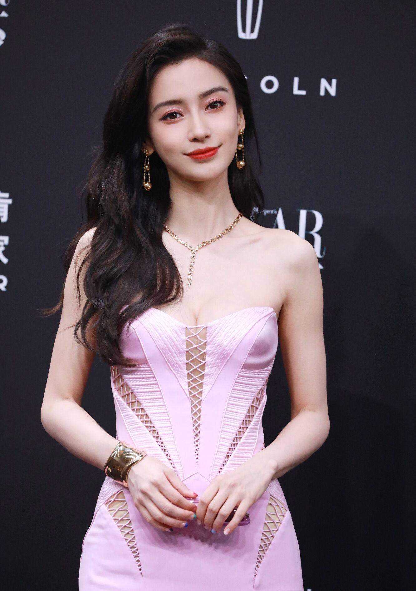 时尚芭莎红毯:赵丽颖的背,杨颖的腿,热巴的锁骨,杨紫的嘴_礼服_身材
