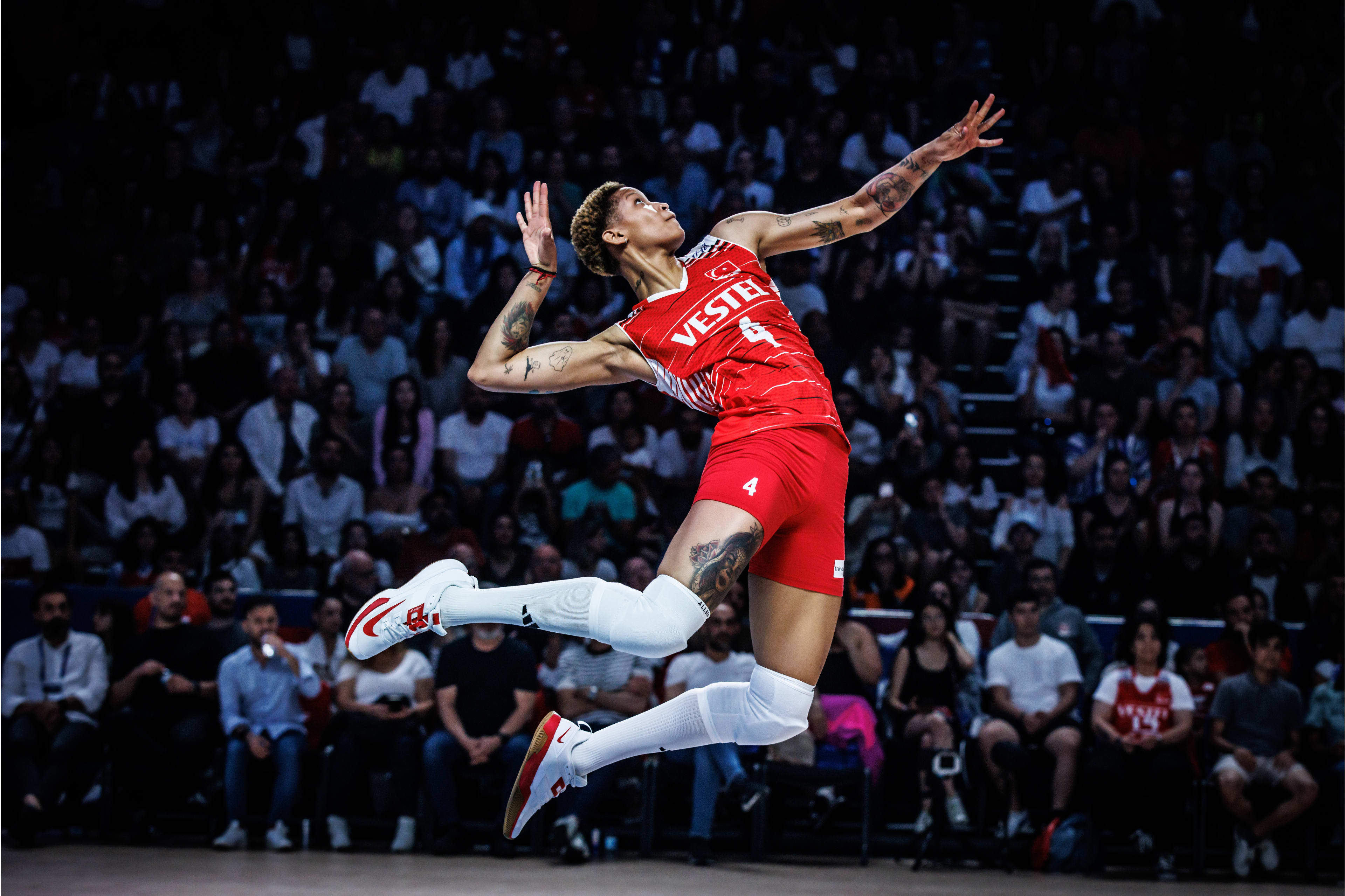 04,发球106,扣球104几项数据足以佐证本场比赛瓦尔加斯状态爆棚扣球43