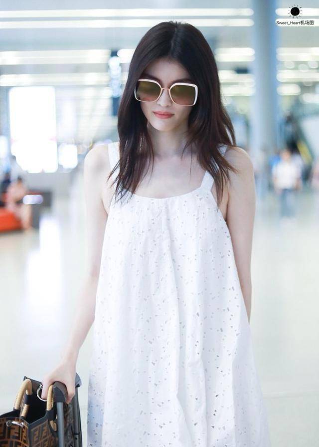何穗机场街拍被偶遇,奚梦瑶被偶遇,一个傻白甜,一个风情万种!