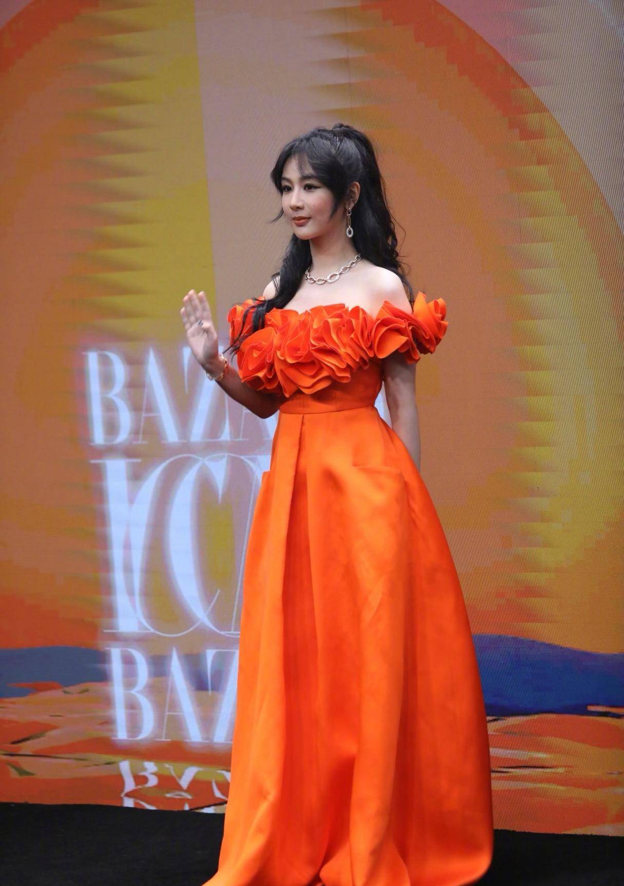 时尚芭莎红毯:赵丽颖的背,杨颖的腿,热巴的锁骨,杨紫的嘴_礼服_身材