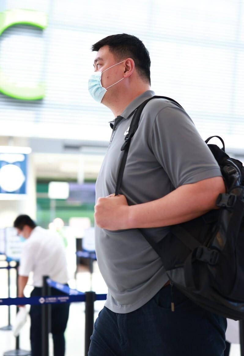姚明现身北京机场,身体发福,坐经济舱,眼神威严,身高鹤立鸡群_个子