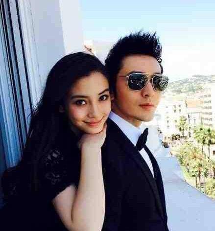 黄晓明一家三口同框,baby和小海绵互动,好温馨!_显得_儿子_衣服