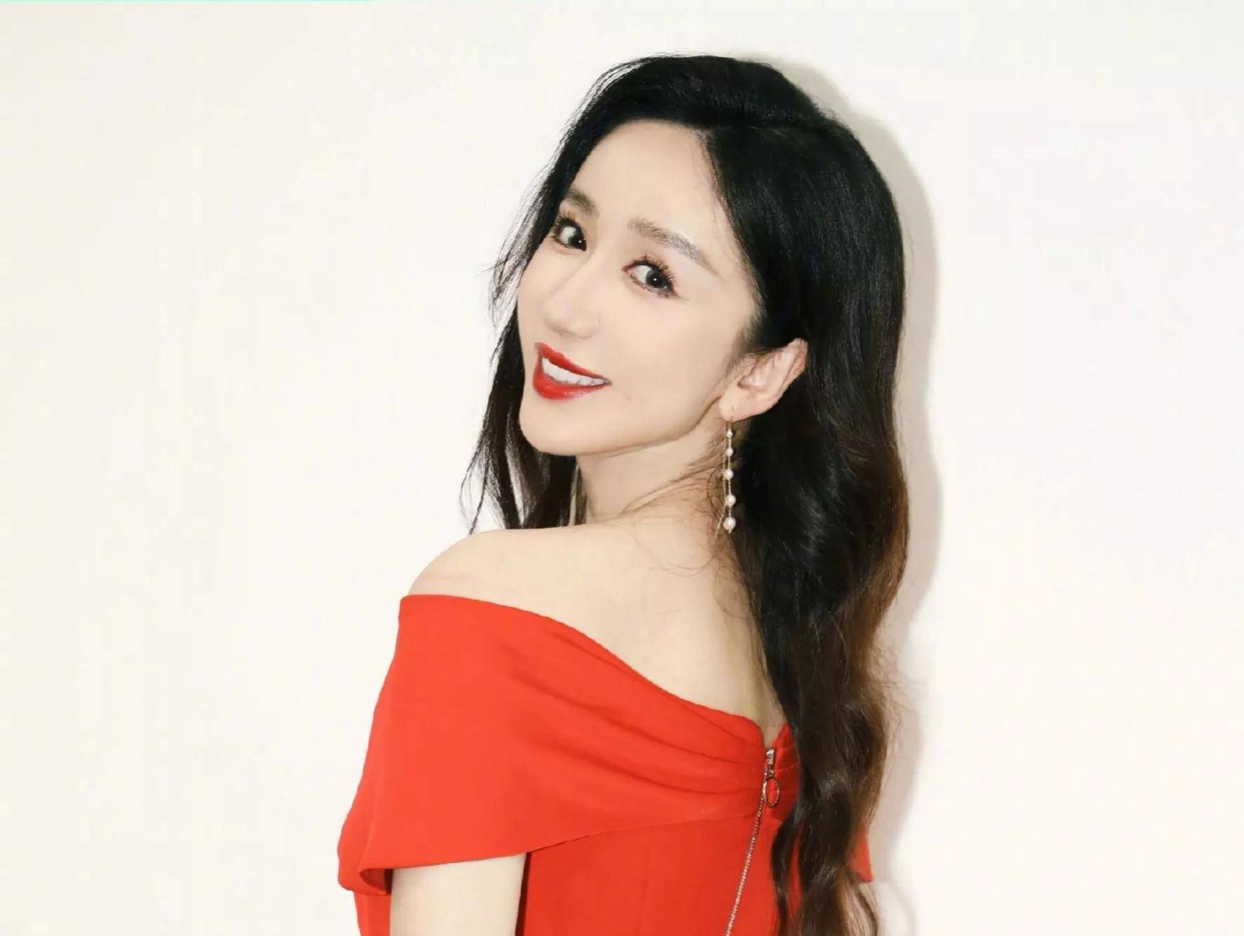 在这一个适合参加《浪姐》的年龄阶段,娄艺潇选择了另一条路,她拥有