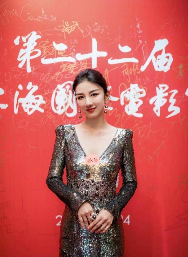 不仅能显得黄奕贵妇气质满满,这类风格的裙装也很百搭着每个年龄段的