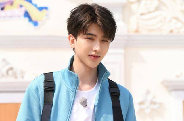 黄旭熙跟队友冲浪,蔡徐坤p图晒照留言,人品是装不出来的_baby_网友