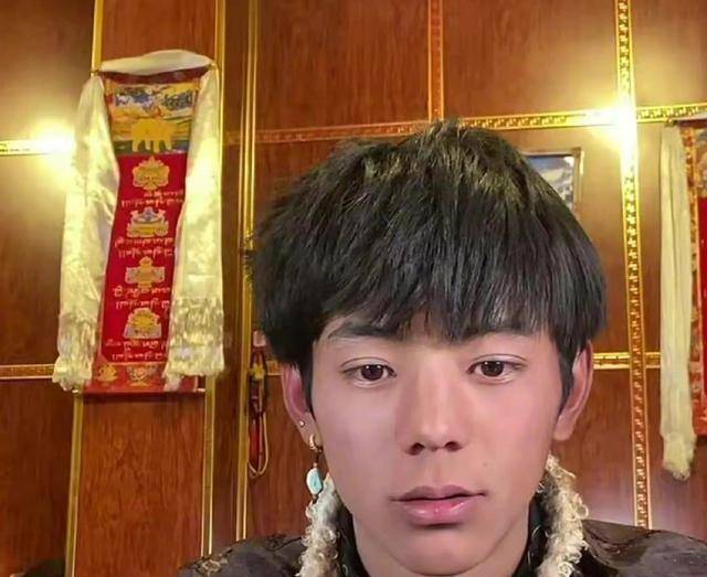 幻想破灭?藏族小哥丁真旧照流出,竖中指太像精神小伙_群众_形象_意思