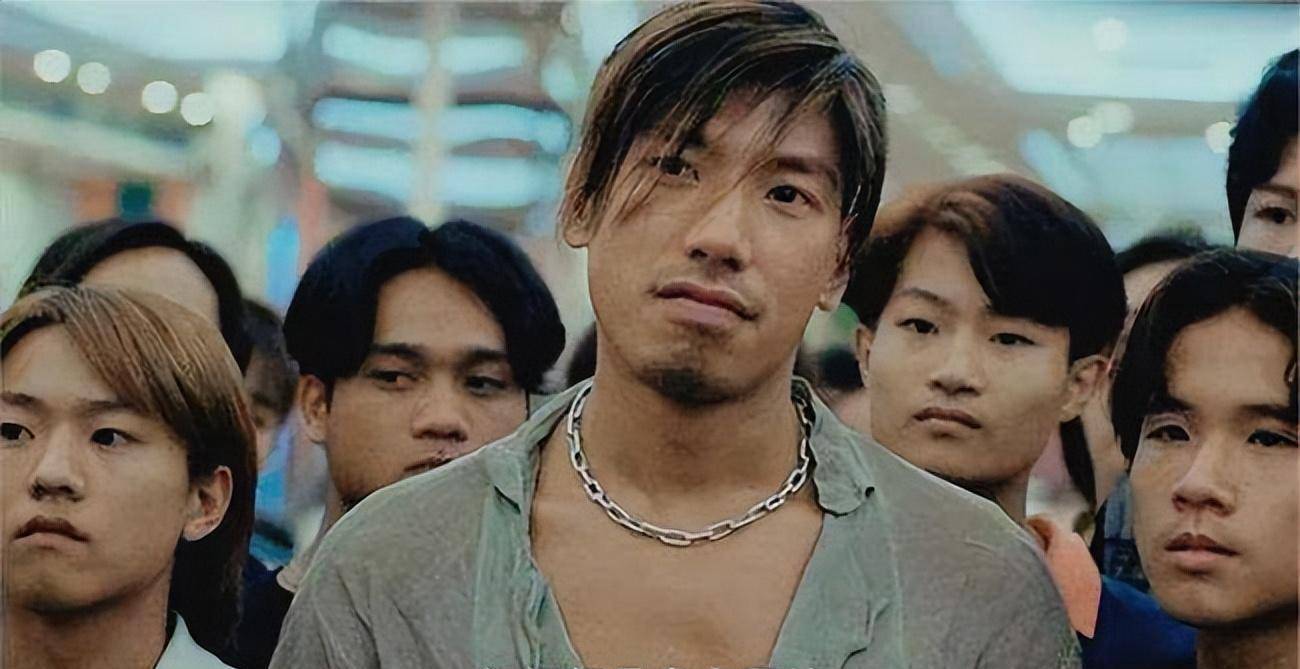 《古惑仔》中出演"乌鸦哥"一角,其中脚踩关公像,一言不合就掀桌子的