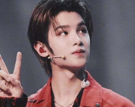 黄明昊走秀时突然假摔,他的这个假摔到底自不自然?_节目_哥哥_开心