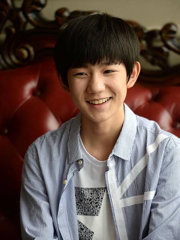 王源用一根香烟告诉你,他长大了,你同意吗_明星_公众_刘峰