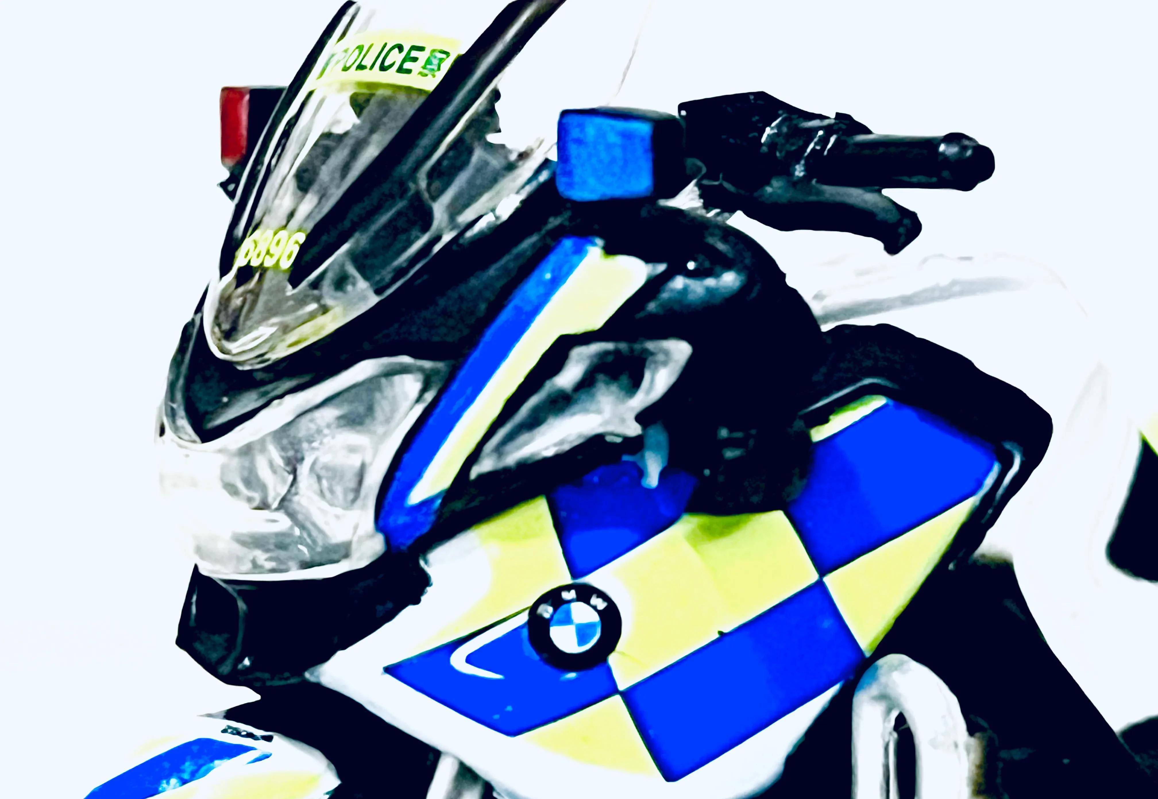 铁骑雄风|143 tiny微影87 港警交通部宝马r900rt警用摩托车_搜狐汽车
