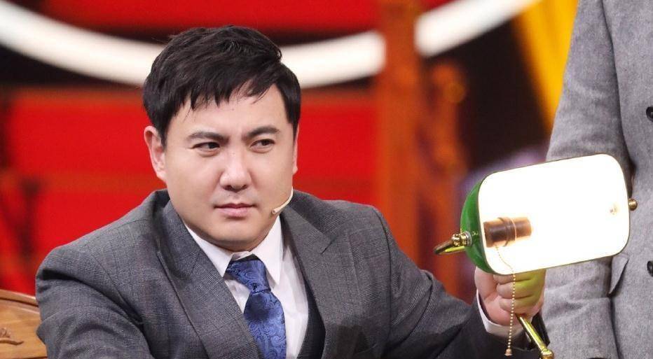 贾玲摸关晓彤的胯太激动,沈腾绅士手亮了!