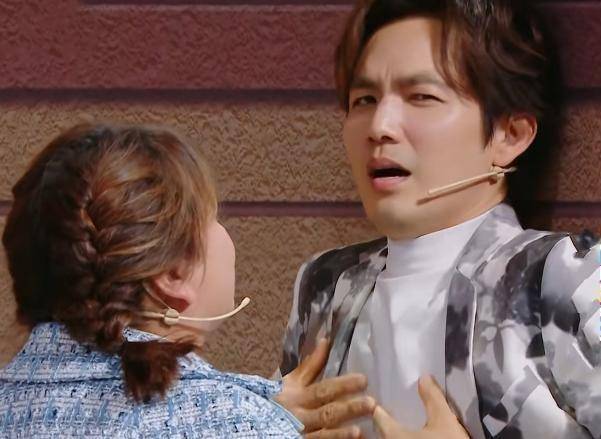 贾玲"壁咚"钟汉良,男方手放的位置太抢镜,素质是装不出来的_时候_女生