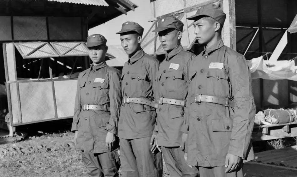 1950年,十几名起义国军伞兵投奔台湾,老蒋却勃然大怒