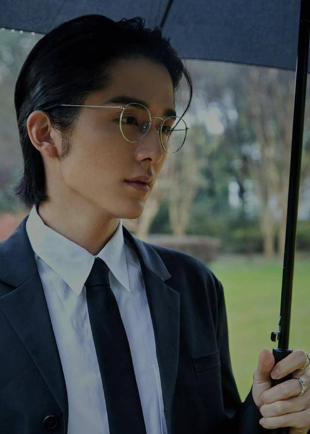 借着李承铉来聊聊,为什么"斯文败类脸"那么迷人?_眼镜_金丝框_西装