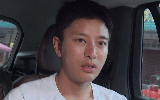 贾乃亮素颜出镜后补妆穿帮,脸与脖子有色差,映衬出邓伦的白皙_肤色