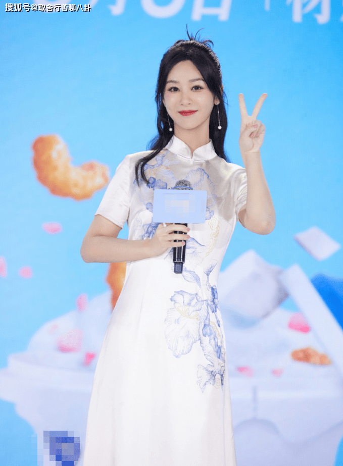 杨紫穿旗袍与粉丝打招呼,像俏皮可爱小公主,化妆师不堪辱骂请辞_照片