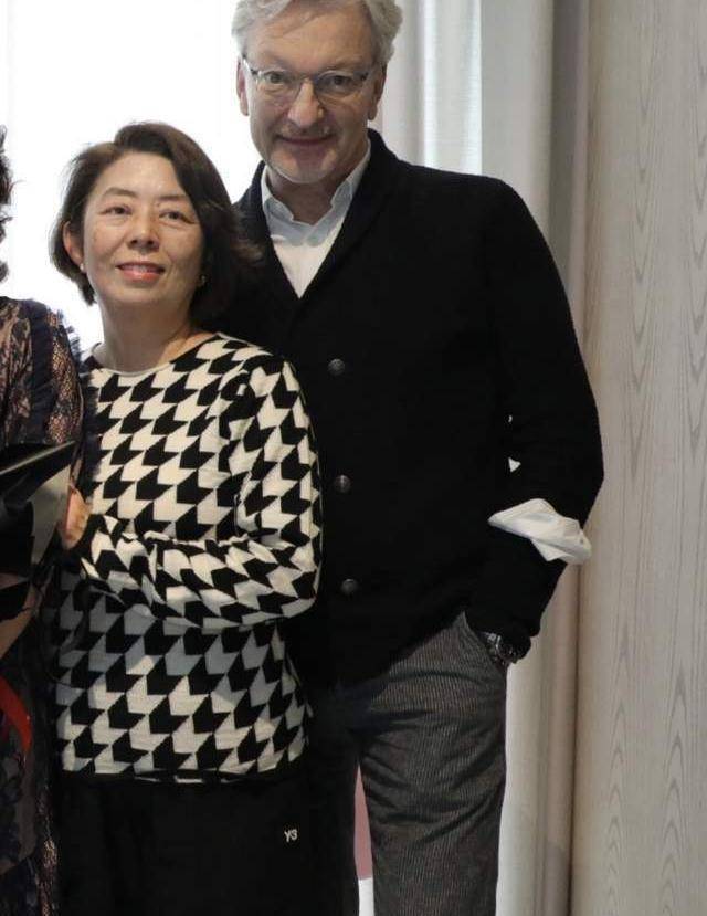 吉娜晒照为婆婆庆生,亲生父母也首次公开照片,和妈妈五官相似_郎朗