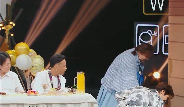 贾玲演霸道总裁壁咚钟汉良,把餐巾纸当钱撒,高素质举动获赞_王牌_观众