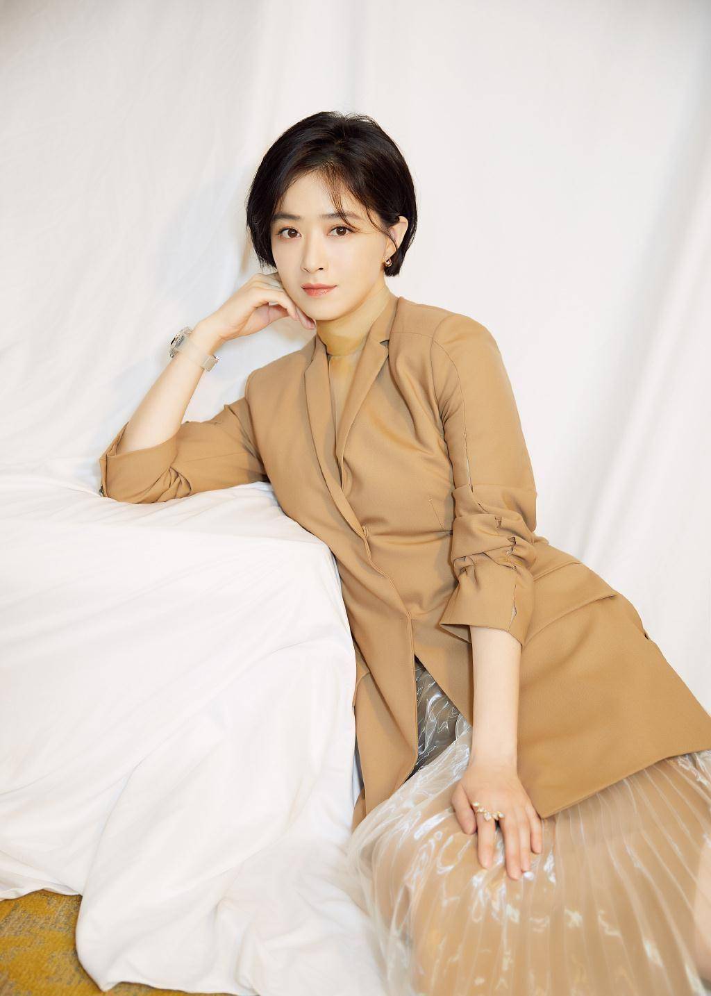 蒋欣又换新发型,换波波头短发小方脸变瓜子脸,意外的减龄又高级_气质