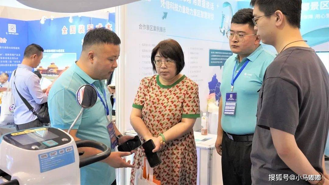 成都公司负责人李雄为客户介绍代步车优势作为具有影响力的景区代步车