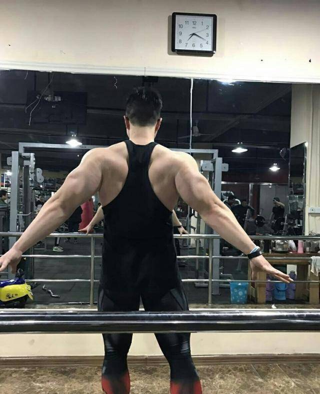 健身小伙撞脸陈赫,一身腱子肉,号称"麒麟臂小王子"_训练_肌肉_朋友