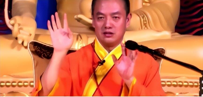 狄玉明身披袈裟蛊惑他人狄玉明通过网络对国内"菩提功"信众进行遥控