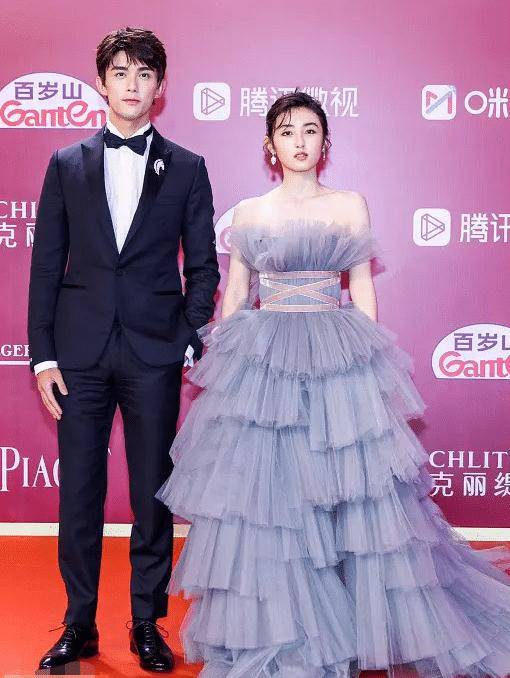 关晓彤显肩宽,窦靖童太随意,连倪妮也翻车,难得张子枫红毯被夸_吴磊