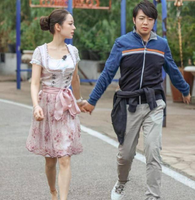 吉娜在年龄上比郎朗小12岁,但是两人在婚姻中真的很恩爱.