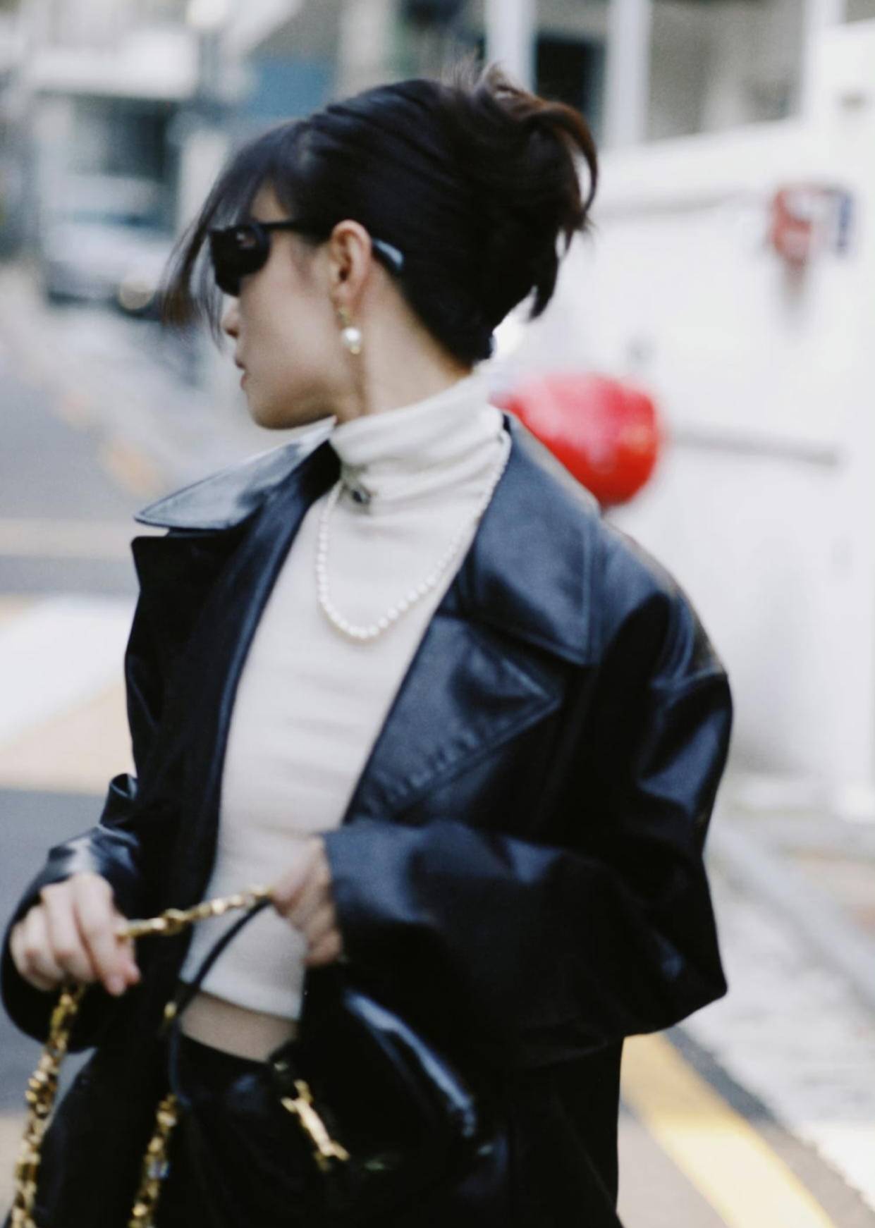 倪妮穿开衩裙,搭配草绿色酒杯跟皮拖鞋,潮味十足_黑色_颈部_款式