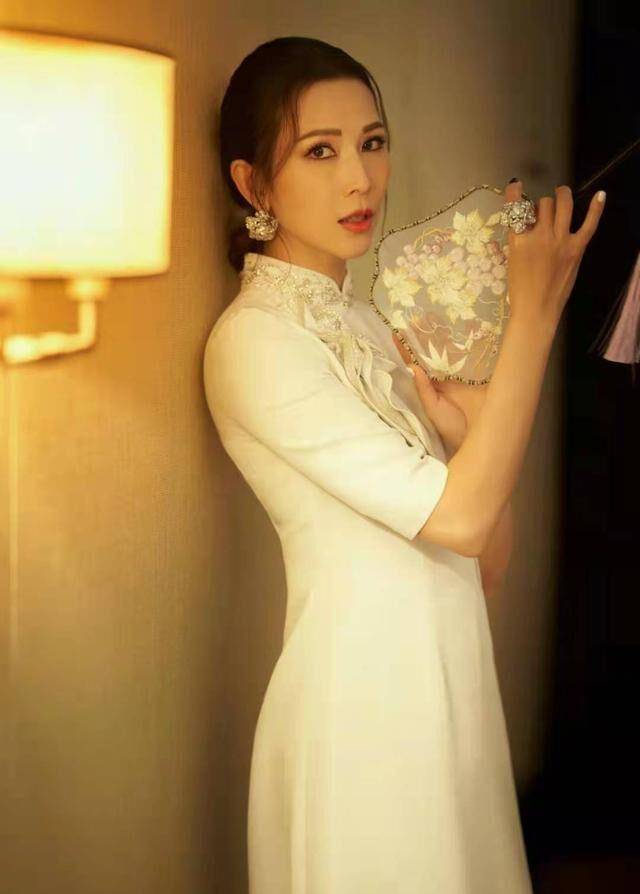 蔡少芬不愧是"港姐"出身,48岁穿旗袍优雅又曼妙,娘娘又惊艳了_时尚