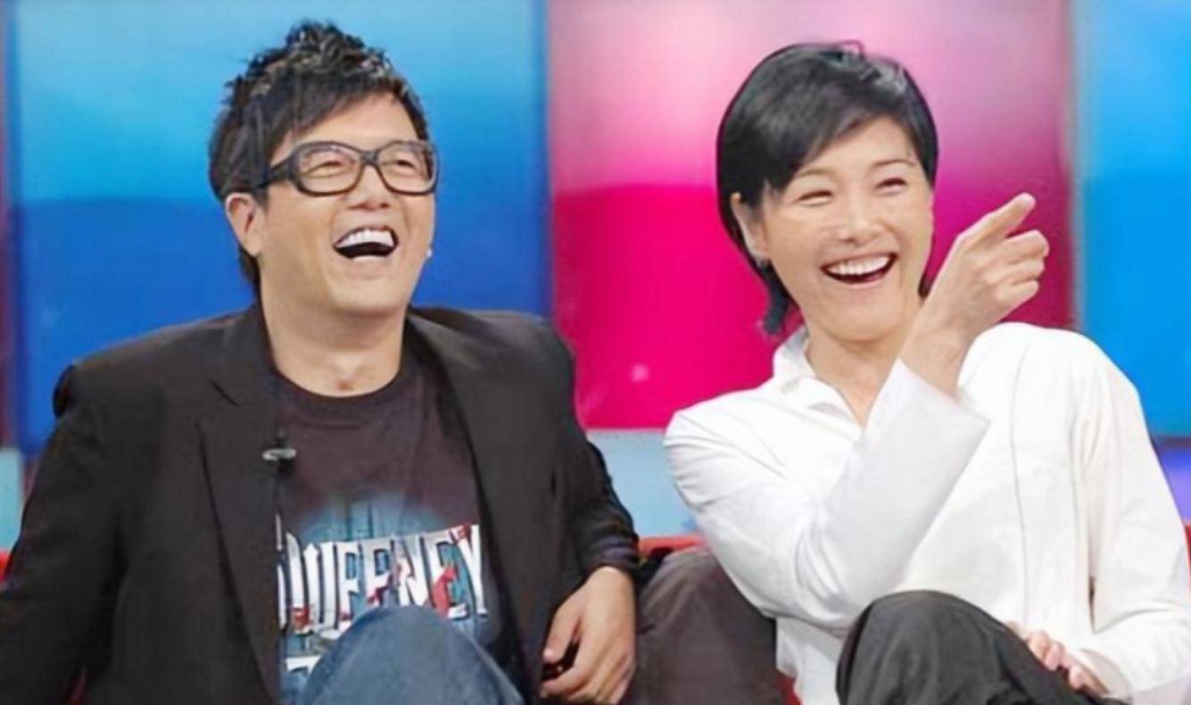 同年,张延在主持《绕着神州走》时,遇到了香港演员张锦程,也就是之后