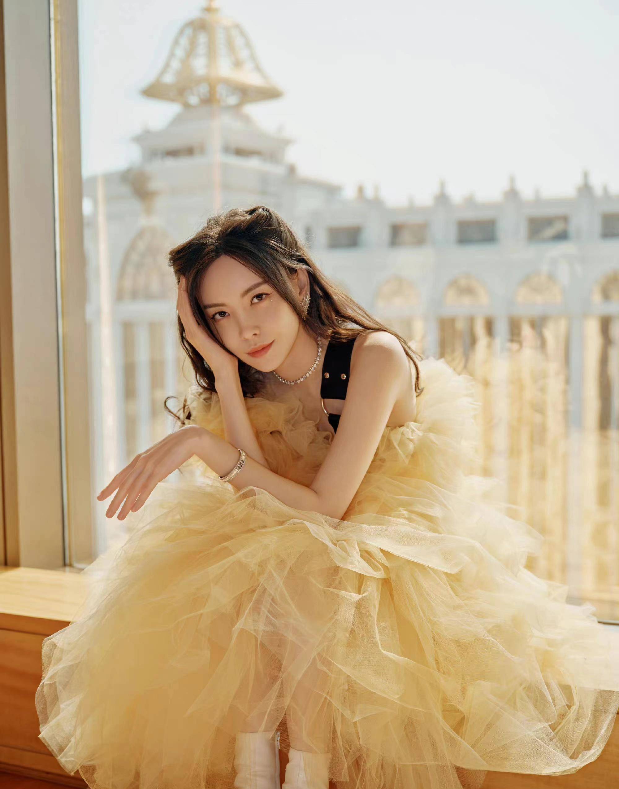 于文文的非凡之夜,范儿一袭黄纱长裙走上红毯,清新优雅!