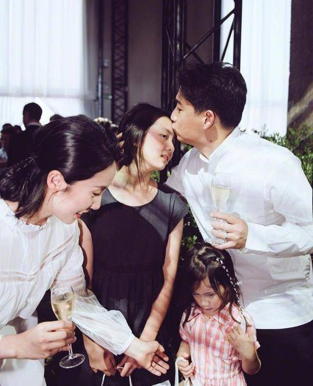 黄磊庆48岁生日,海清发48张头像,孙莉晒贴脸合照表白:爱你哦!