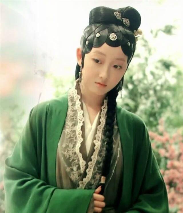 蒋梦婕的的头发简单地盘到脑后,妆容上别具风情,细长的青黛色眉毛,毛