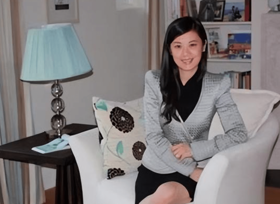 53岁前央视主持人晒混血儿子,与外籍前夫合影被疑复合,本人回应_姜丰