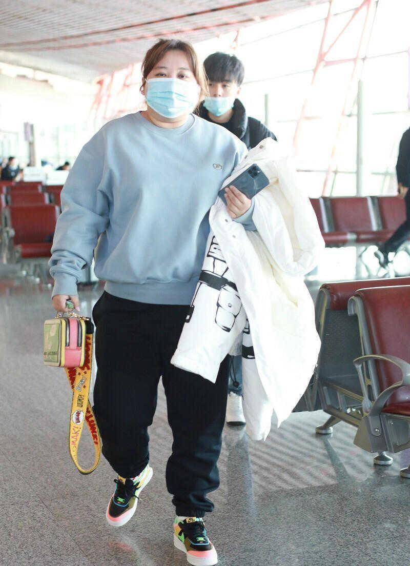 贾玲长胖后更懂穿搭,灰色卫衣配小脚裤走机场,看不出180斤_休闲风_一