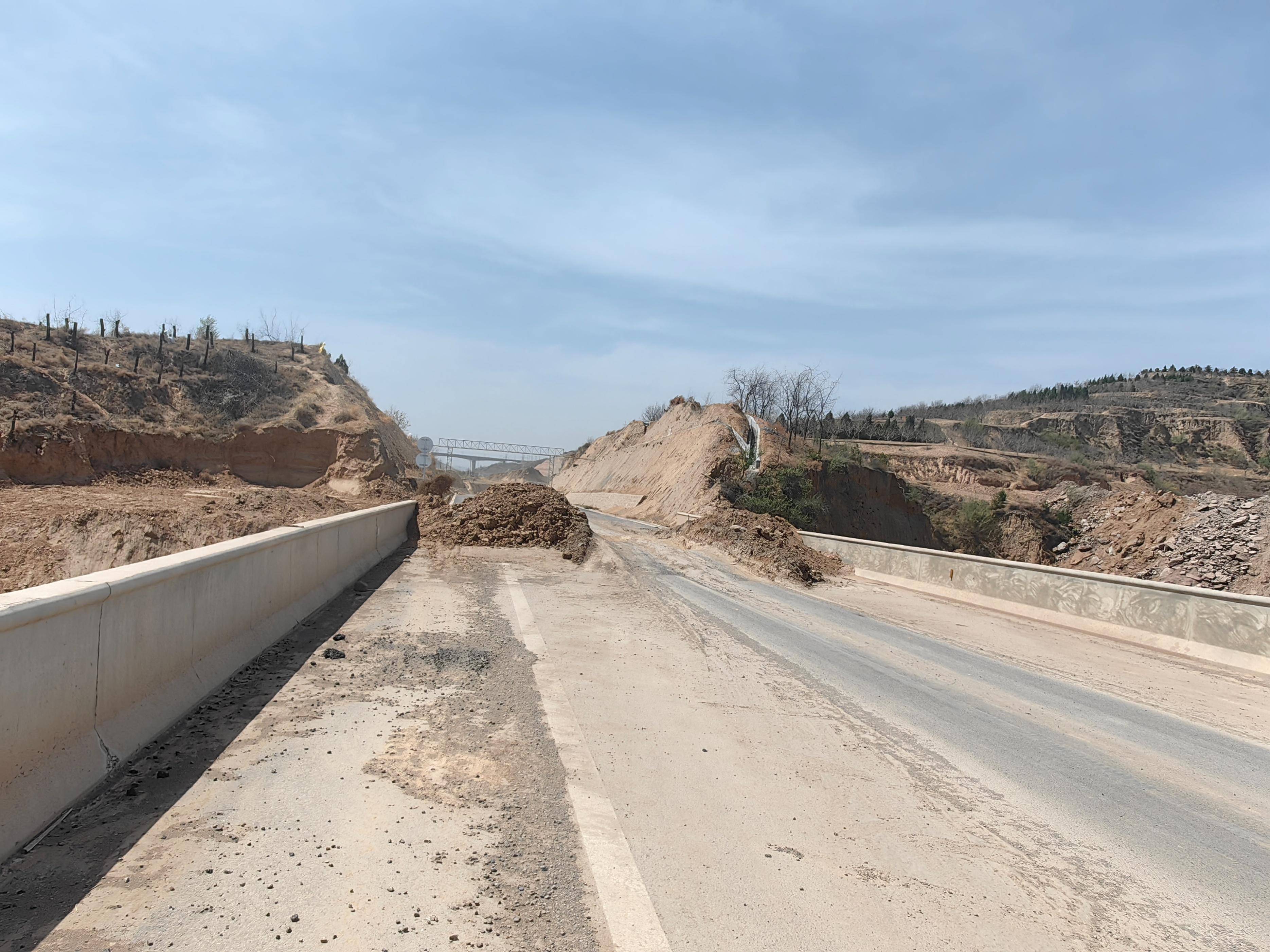 山西兴县耗资5.8亿的"民心路"缘何成了"闹心路"?_北山_过境公路_道路