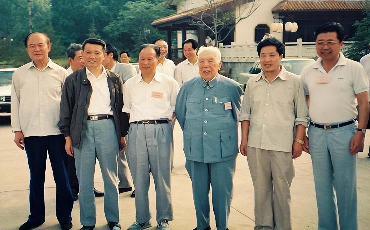 阮崇武:19岁入党,60岁主政海南,大力发展旅游业,父亲曾是市长_慕韩