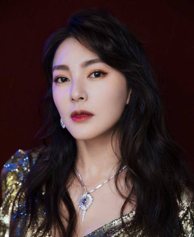 记者问张雨绮:"你和杨幂谁比较美?