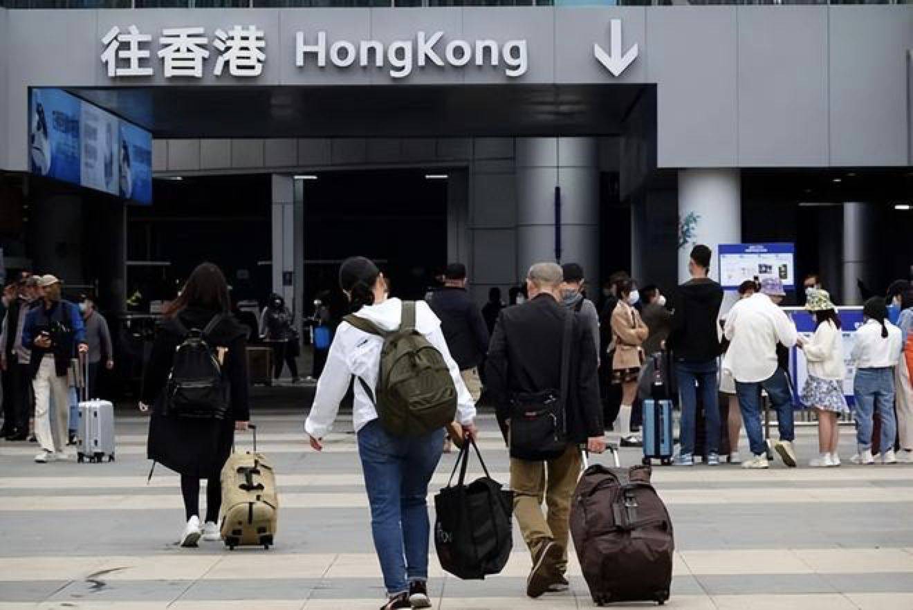 建筑工、服务员打工月入三四万，年轻人挤进香港：你愿意吗？